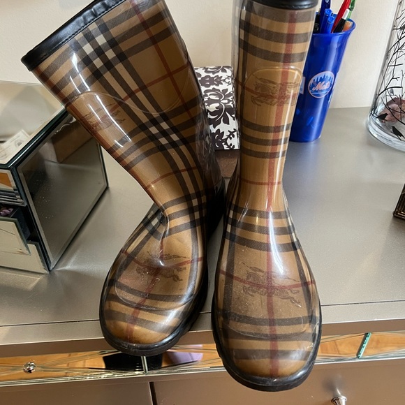 COPY - Burberry Rain Boots - Picture 4 of 6